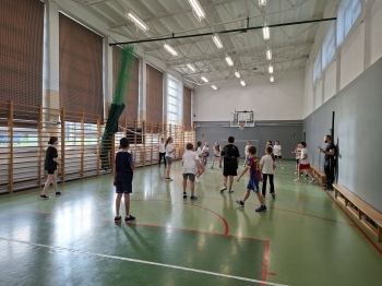 Zajęcia na hali sportowej