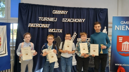 Drużyna szachowa z dyplomami i pucharem