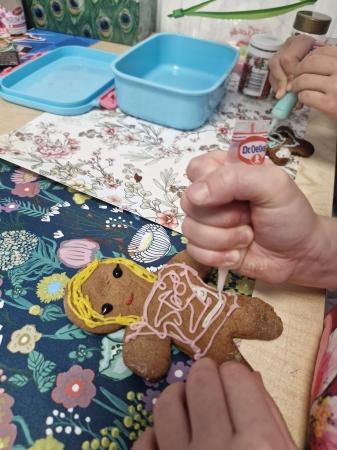 Zajęcia otwarte z Rodzicami w grupie Biedroneczki -pieczenie pierników 